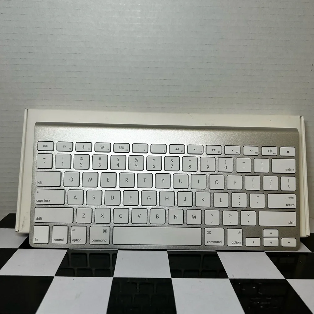 Sleek Apple Wireless White Keyboard - A1314 - NEW IN BOX